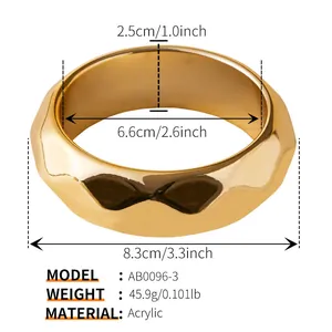 Detaillierte Größenangaben für das goldene Acryl-Armband mit facettiertem Design und 8,3cm Durchmesser