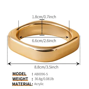 Detailansicht des quadratischen goldenen Acryl-Armreifs mit Maßen und Metallic-Finish