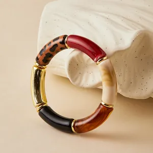 Dettaglio del braccialetto elastico con perline a tubo in acrilico e stampa animalier
