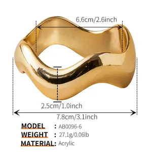 Detailansicht des gewellten Gold-Acryl-Armreifs mit Maßen und 2,5 cm Breite