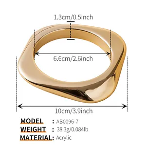 Makro-Detail des goldenen Acryl-Armreifs mit präzisen Größenangaben und Maßen