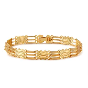 Detalle de pulsera ancha multicapa bañada en oro de 18K con textura ondulada y cierre plegable