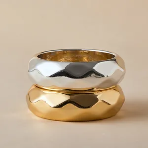Minimalistisches breites geometrisches Armreif-Set in Gold und Silber Metallic