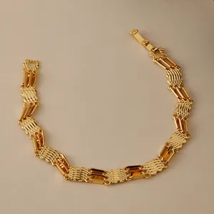 Vista macro de la pulsera de cadena multicapa chapada en oro de 18 quilates con eslabones