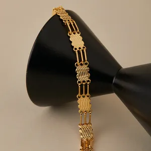 Detalle de pulsera multicapa chapada en oro de 18K con eslabones ovales ondulados