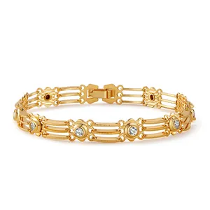 Detalle de una pulsera de cadena hueca multicapa chapada en oro 18K con circones