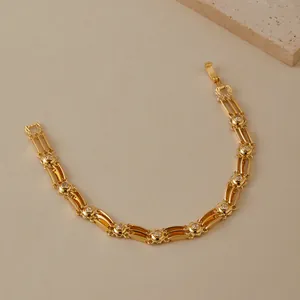 Vista detallada de pulsera de cadena multicapa chapada en oro 18K con circonitas