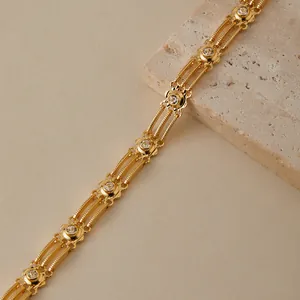 Detalle de la pulsera de cadena multicapa chapada en oro de 18K con motivos florales