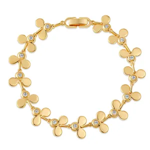 Detalle de pulsera de trébol bañada en oro de 18K con piedras de circonita cúbica