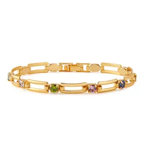 Vista macro de pulsera de cadena bañada en oro de 18K con gemas de colores y cierre plegable
