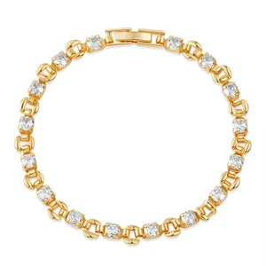 Detalle de la pulsera de cadena multicapa chapada en oro de 18K con piedras de circón