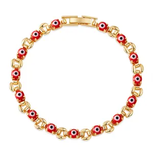 Detalle macro de la pulsera de cadena chapada en oro 18K con cuentas rojas de Ojo Turco y eslabones