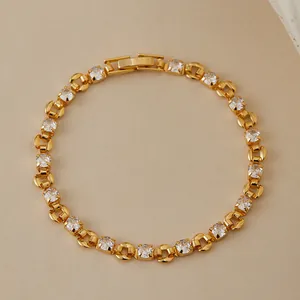 Detalle de pulsera de cadena multicapa en oro de 18K con circonitas y cierre plegable