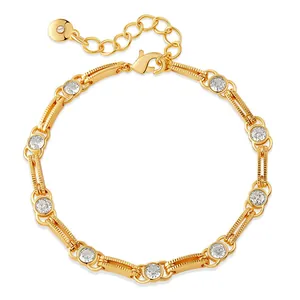 Detalle de la pulsera de cadena multicapa bañada en oro de 18K con piedras de circón