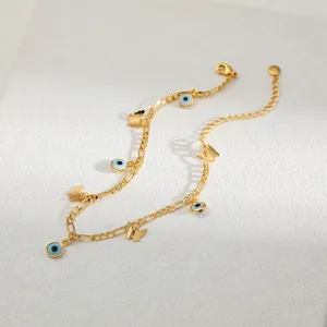 Détail d'une chevillère plaquée or 18K avec perles œil grec et breloques papillons