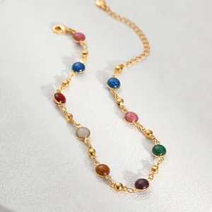 Vue détaillée de la chevillère plaquée or 18 carats avec perles colorées et fermoir ajustable