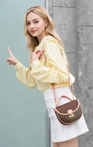 Detail der rosa Lederkante und des goldenen Metallschlosses an einer Retro-Mustertasche