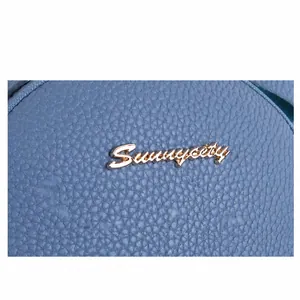 Detail von himmelblauem Leder mit Lychee-Muster und goldenem Sunnycity-Logo
