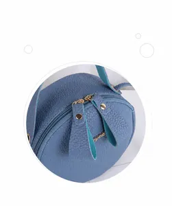 Detail der blauen runden Tasche aus genarbtem Leder mit Doppel-Reißverschluss