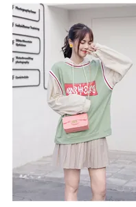 Street style λήψη ροζ καπιτονέ τσάντα χιαστί με χρυσή αλυσίδα και κομψό κλείσιμο