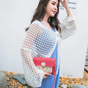 Sac bandoulière ajouré pour femme avec design bicolore et fermoir en métal doré