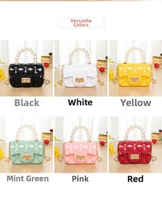 Vue détaillée mini sacs en gelée colorés avec poignées en perles et chaîne en métal