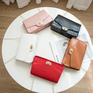 Sac Carré Petit Motif Crocodile en Cuir PU Mode Femme Sac Bandoulière Élégant Avec Chaîne en Métal et Fermoir à Verrou