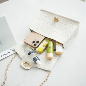 Sac bandoulière blanc à effet crocodile avec chaîne dorée et fermoir pivotant