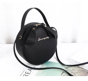 Detail einer schwarzen runden Ledertasche mit Doppel-Reißverschluss und Gold-Logo