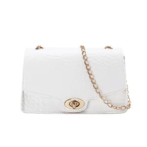 Petit sac bandoulière blanc motif crocodile avec chaîne dorée et fermoir rotatif