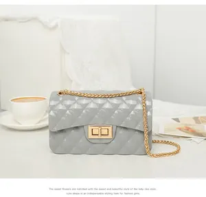 Λεπτομέρεια γκρι τσάντας jelly με καπιτονέ σχέδιο και χρυσή αλυσίδα ώμου