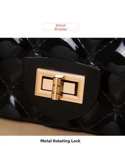 Vue détaillée du sac jelly noir brillant avec fermoir doré rotatif et motif matelassé
