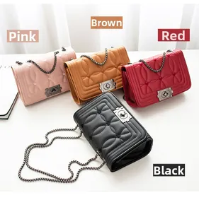 Sacs à bandoulière matelassés présentés en couleurs rose, marron, rouge et noir