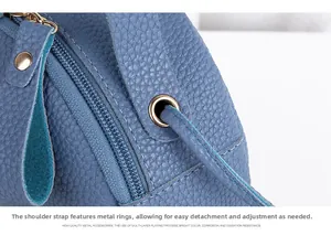 Detail von goldener Hardware und abnehmbarem verstellbarem Schultergurt der blauen Tasche