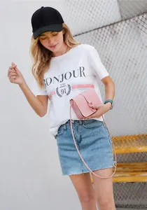 Détail du petit sac bandoulière en similicuir rose avec boucle en métal doré