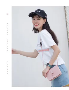 Vue détaillée d'un sac bandoulière rose en cuir PU avec boucle anneau dorée