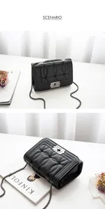 Vue détaillée du sac à bandoulière matelassé noir avec chaîne en métal et surpiqûres