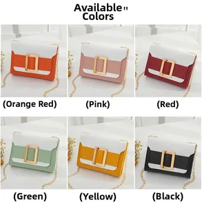Collage de mini sacs bandoulière avec rabats blancs, boucles dorées et bandoulières