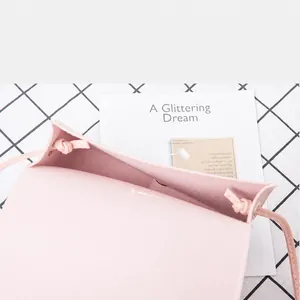 Vue détaillée de l'intérieur du sac rose montrant la texture et la bandoulière nouée
