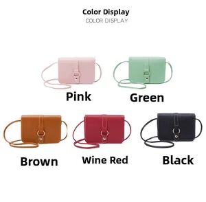 Vue détaillée des mini sacs bandoulière en similicuir en rose, vert, marron, bordeaux et noir