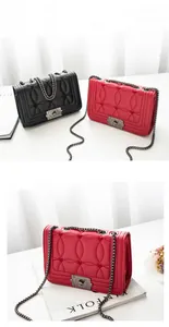 Détail de sacs en cuir matelassé avec fermoir métallique et bandoulière chaîne rouge et noir