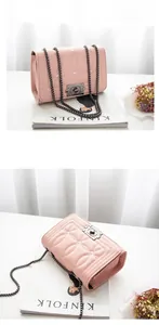 Détail du sac à main matelassé rose avec coutures en cœur et fermoir rotatif vintage