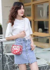 Détail du sac bandoulière en PVC transparent avec pochette intérieure à marguerites