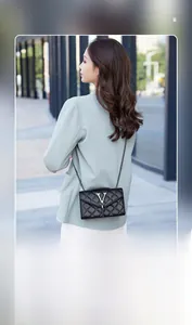 Sac à bandoulière noir matelassé avec logo en V porté par un mannequin