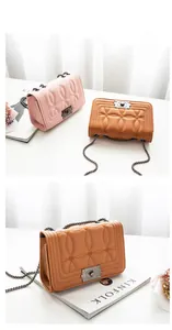 Détail du matelassage rond géométrique et broderie cœur sur les sacs rose et jaune