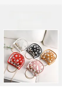 Détails de cinq mini sacs transparents marguerite en blanc noir rouge rose et marron
