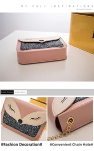 Détail du sac à bandoulière renard rose avec paillettes et œillets de chaîne dorés