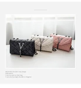 Détail de trois sacs bandoulière matelassés en noir, beige et rose avec logo en V