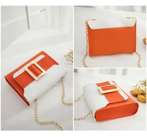 Vues détaillées du petit sac bicolore orange et blanc avec boucle carrée dorée