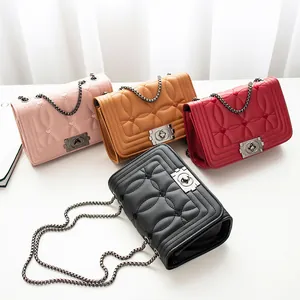 Sac à Épaule Femme Mode Matelassé Chaîne Broderie Coeur Rond Verrou Métal Cuir PU Sac Bandoulière Petit Carré